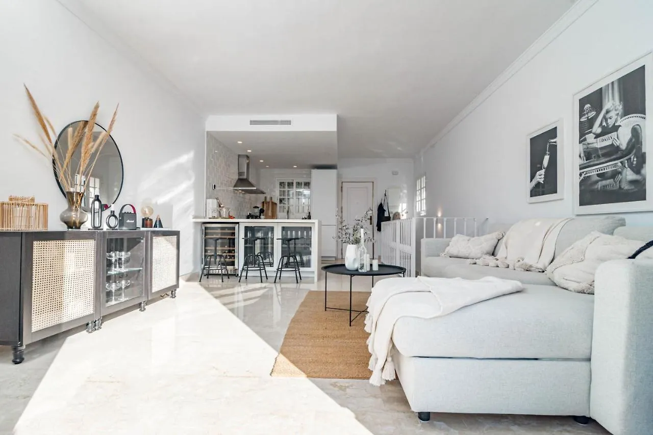 בית נופש מארבלה Stunning 2 Bedroom Townhouse With Serene Terrace And Charming Mountain Views