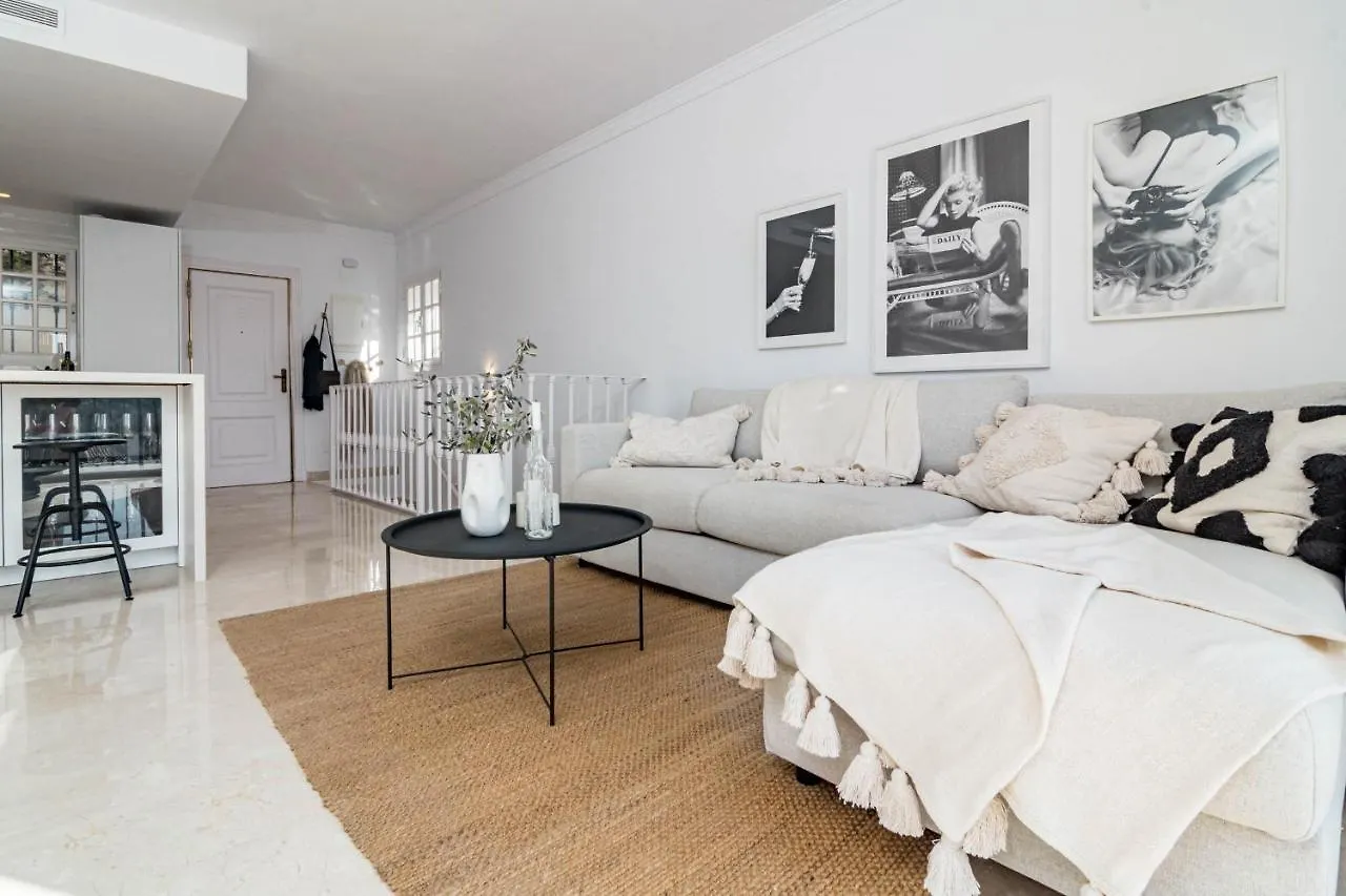 מארבלה Stunning 2 Bedroom Townhouse With Serene Terrace And Charming Mountain Views ספרד